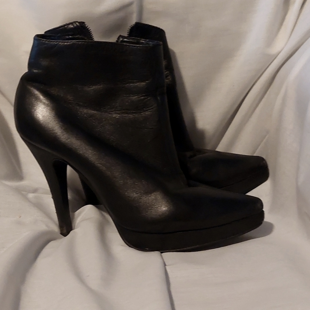 Steve Madden black leather size 8 woman's shoes